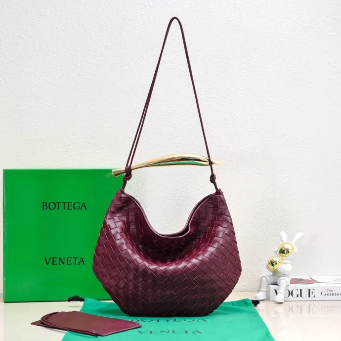 Original leather, batch 2060, the old-money style BV Sardine large size has been shipped🔥 Nowadays, many fashionable, rich and tasteful Jimei people are carrying the same bag invariably. It’s Bottega Veneta Sardine! Because this BV Sardine bag is so beautiful and high-end! The arc-shaped intrecciato woven bag body, paired with metal sardine handles, looks like a work of art, allowing people to ponder and appreciate it. Currently Sardine has launched three sizes for everyone to choose from. This is the largest size🉑️hand-held🉑️armpit🉑️single shoulder🉑️crossbody. It is a very high-quality and relatively niche treasure model. It will be very special when you carry it when you go out. It allows you to have the freedom of carrying a bag. Sisters go crazy. Style number: 7468-1# Size: 39*31*12cm